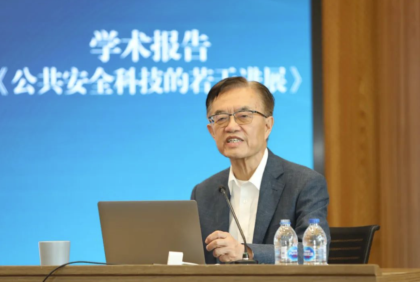 范維澄院士受聘中國(guó)建研院客座研究員、中國(guó)建研院防火所學(xué)術(shù)委員會(huì)主任 范維澄院士受聘中國(guó)建研院客座研究員、中國(guó)建研院防火所學(xué)術(shù)委員會(huì)主任